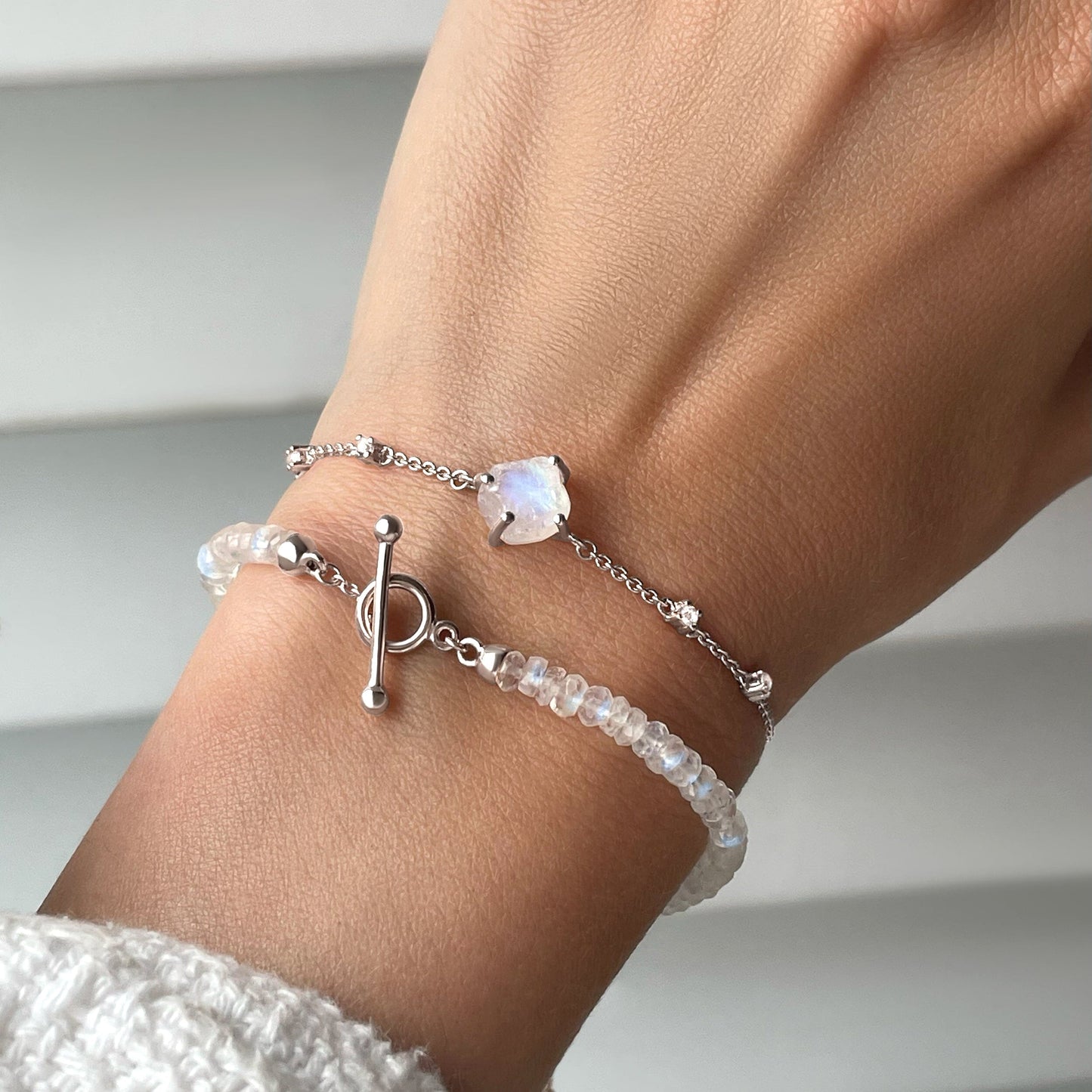 Pile de bracelets en pierre de lune – Énergie brute de la déesse