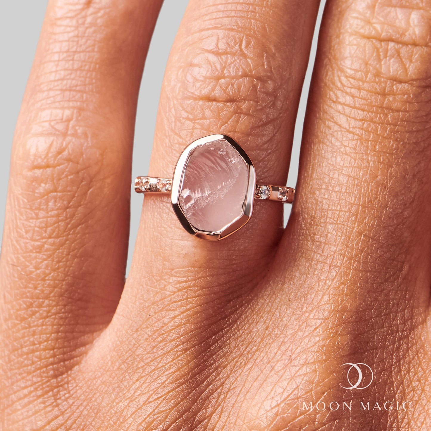 Bague en cristal brut - Quartz rose hypnotique