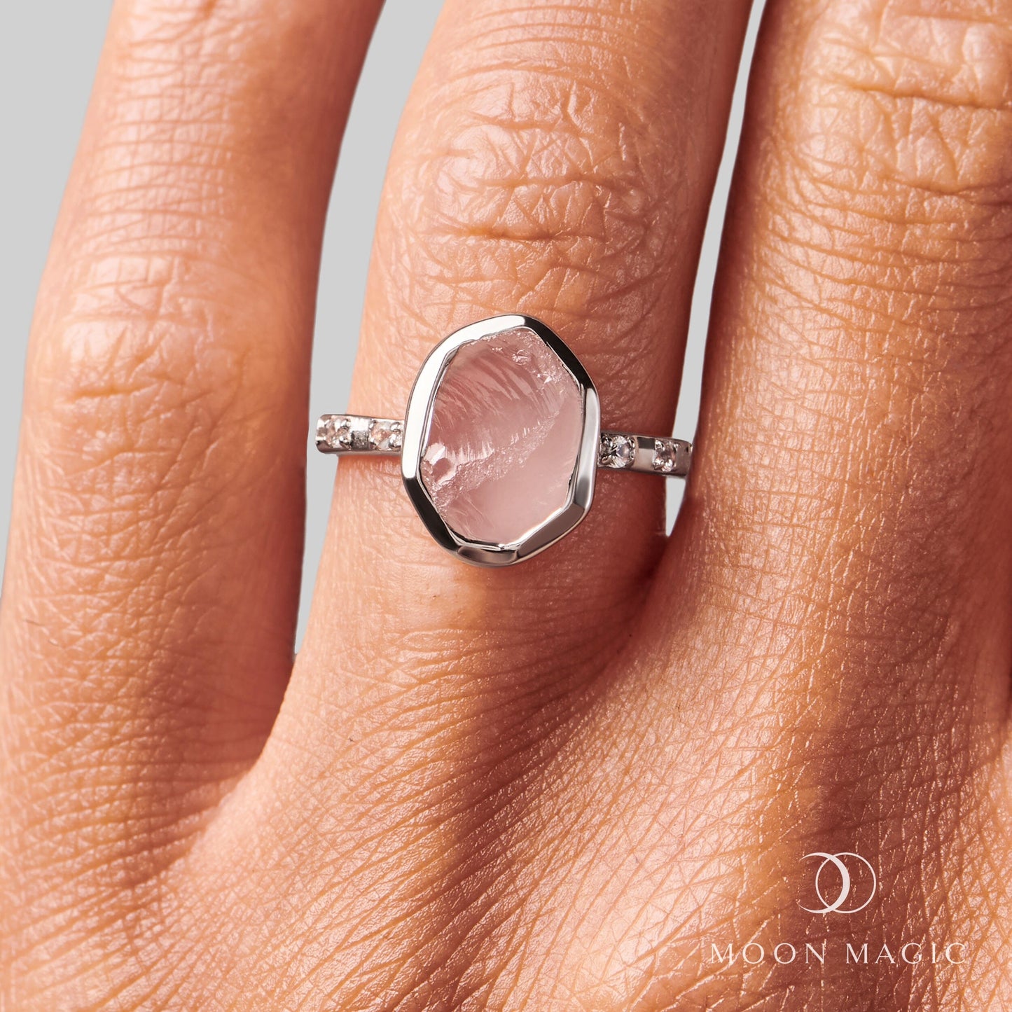 Bague en cristal brut - Quartz rose hypnotique