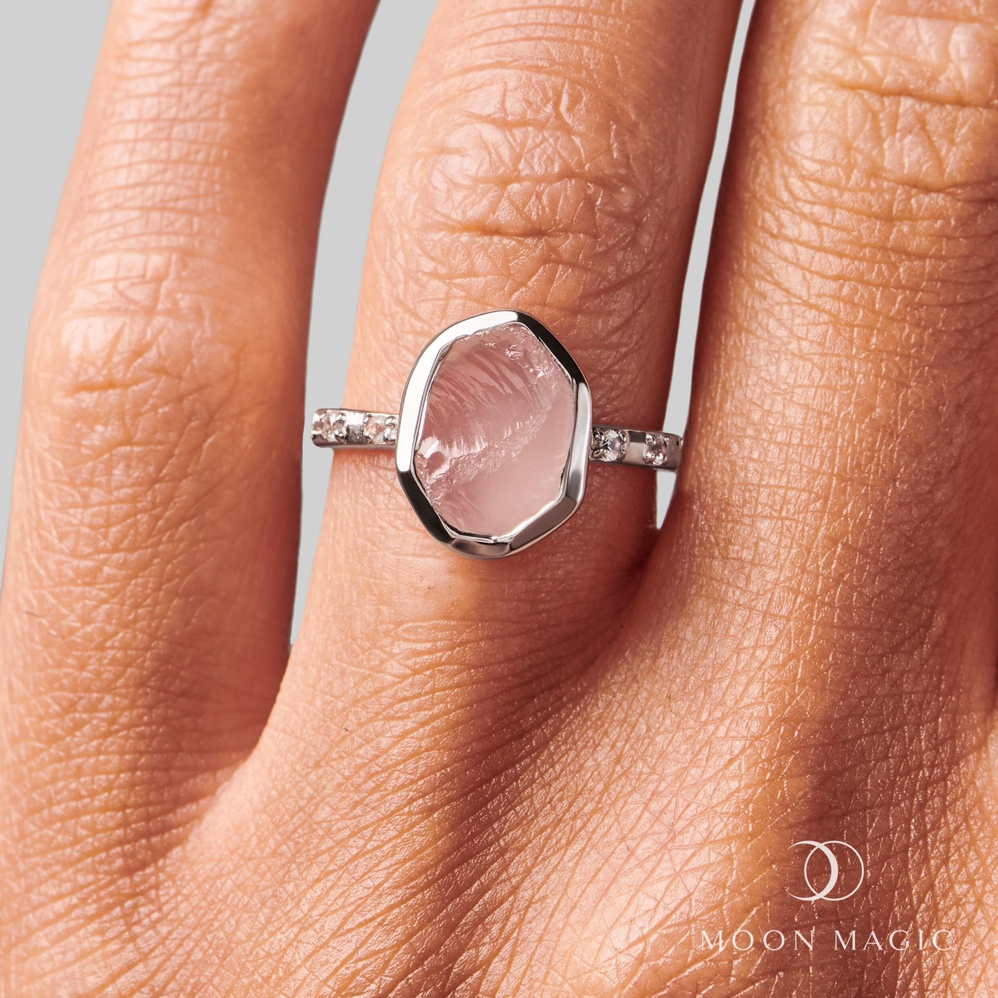 Bague en cristal brut - Quartz rose hypnotique
