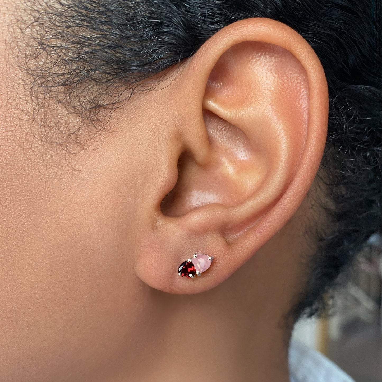Boucles d'oreilles en quartz rose et grenat - Cœurs flottants