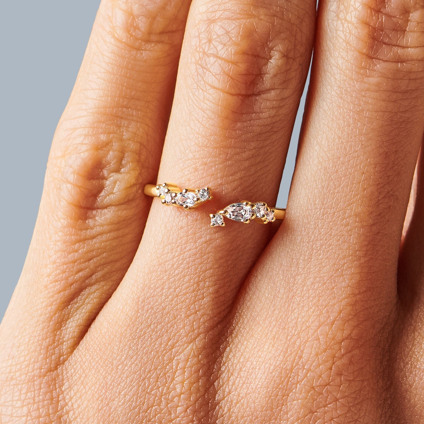 Bague ajustable en topaze blanche Flourish – Pierre de naissance d'avril