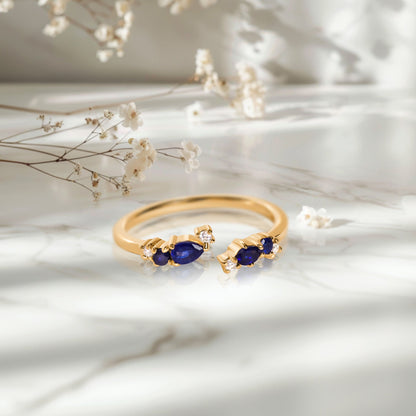 Bague ajustable en saphir bleu Flourish – Pierre de naissance de septembre