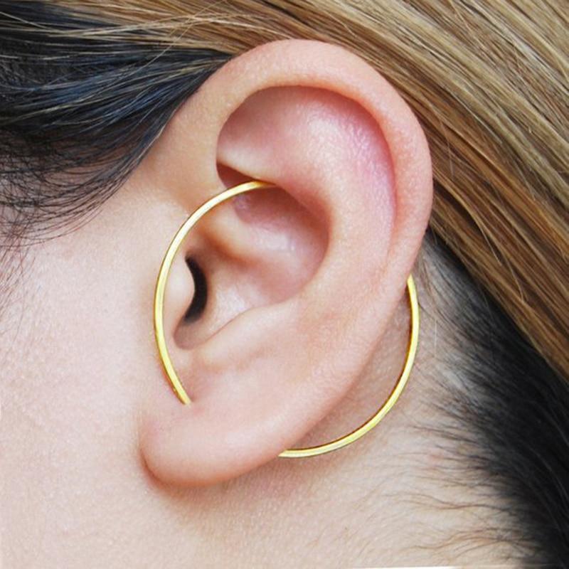 Boucle d'oreille minimaliste en forme de cercle incomplet