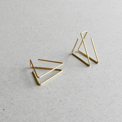 Boucles d'oreilles minimalistes à double triangle faites à la main