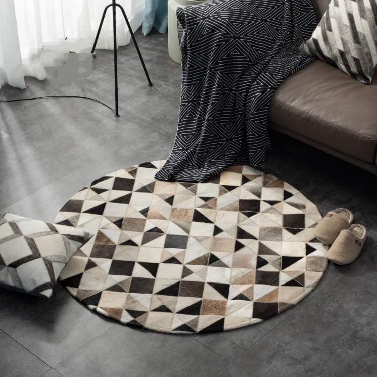 Tapis en peau de vache fait main à motifs de triangles tachetés