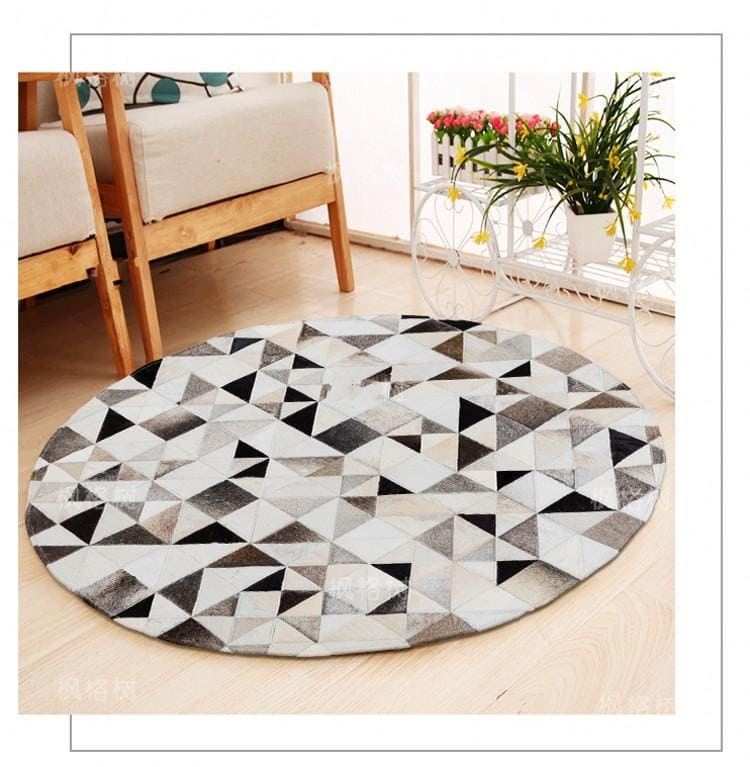 Tapis en peau de vache fait main à motifs de triangles tachetés