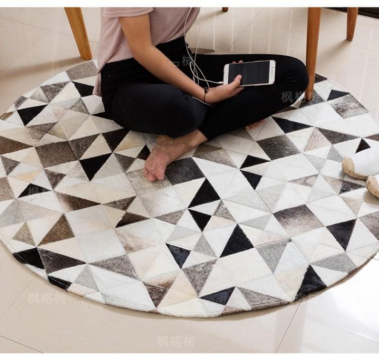 Tapis en peau de vache fait main à motifs de triangles tachetés