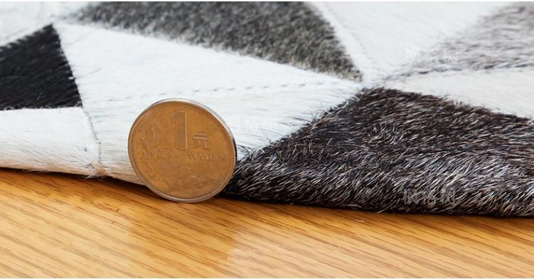 Tapis en peau de vache fait main à motifs de triangles tachetés