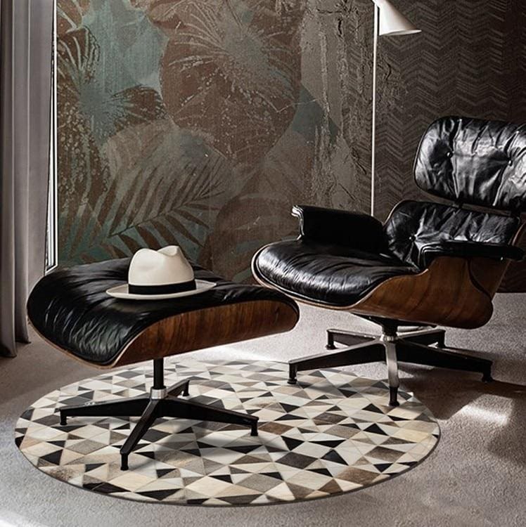 Tapis en peau de vache fait main à motifs de triangles tachetés