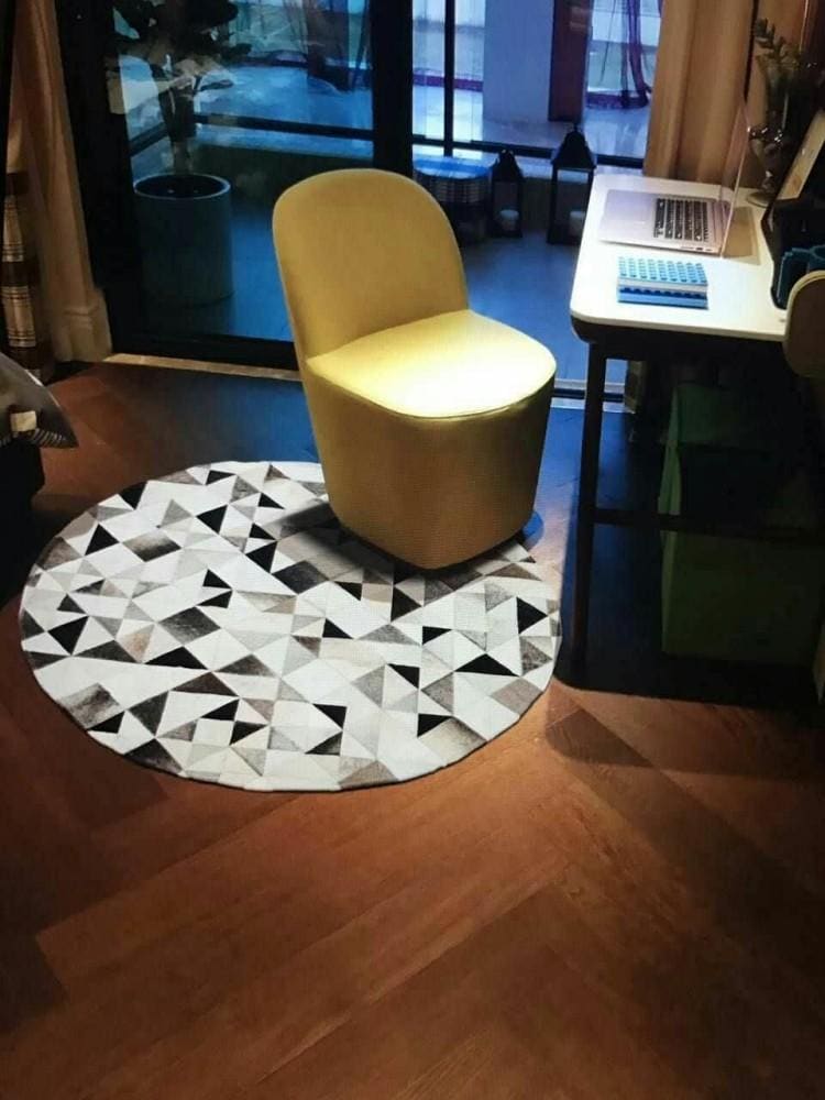 Tapis en peau de vache fait main à motifs de triangles tachetés