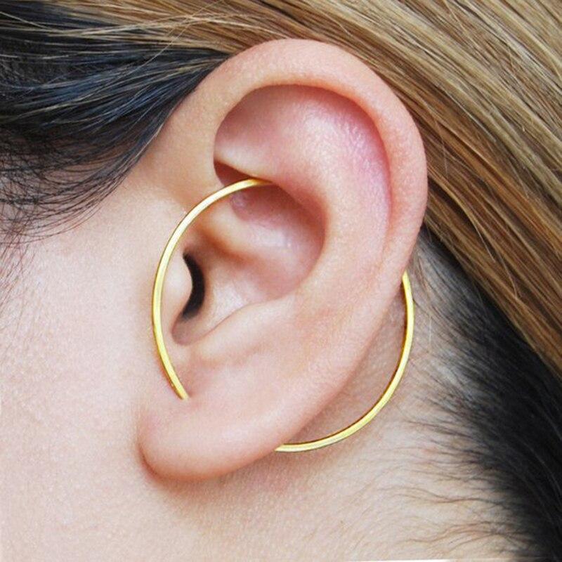 Boucle d'oreille minimaliste en forme de cercle incomplet