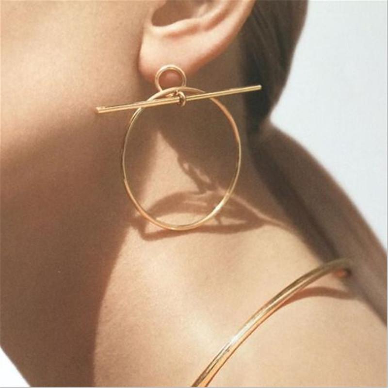 Boucles d'oreilles créoles et barres géométriques