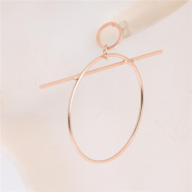 Boucles d'oreilles créoles et barres géométriques