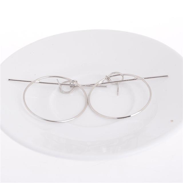 Boucles d'oreilles créoles et barres géométriques