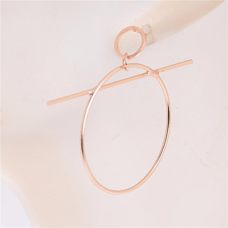 Boucles d'oreilles créoles et barres géométriques