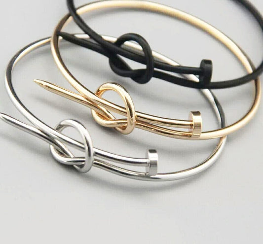 Bracelet à clous en cuivre coulé