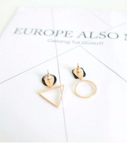 Boucles d'oreilles noires asymétriques