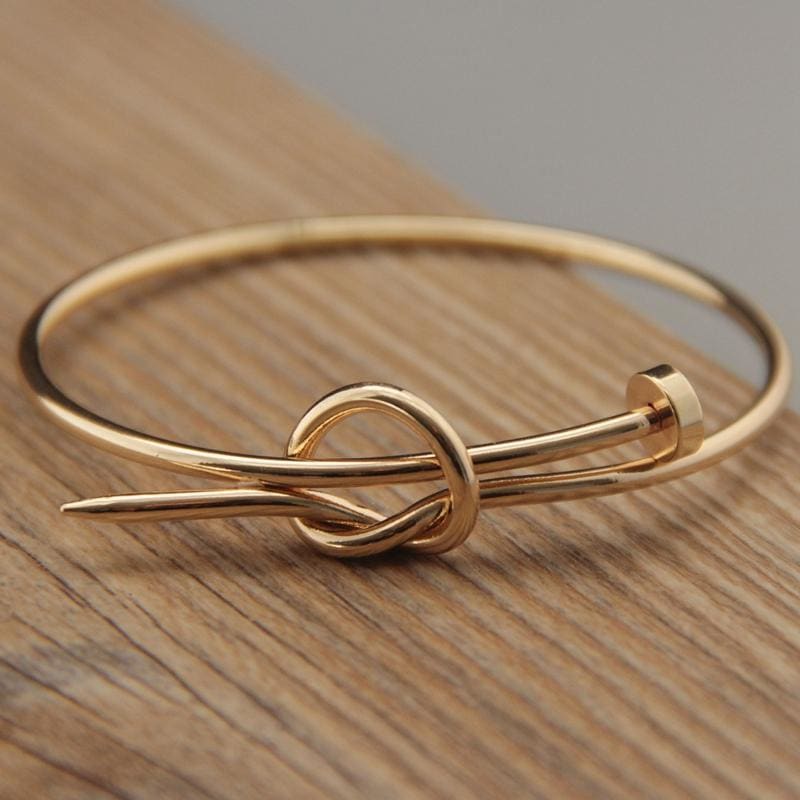 Bracelet à clous en cuivre coulé