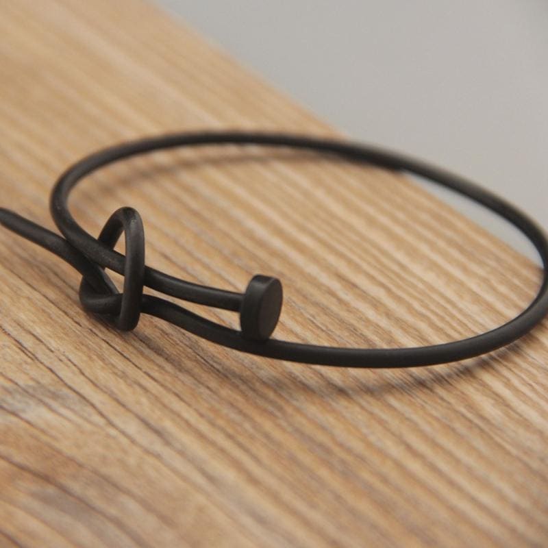 Bracelet à clous en cuivre coulé