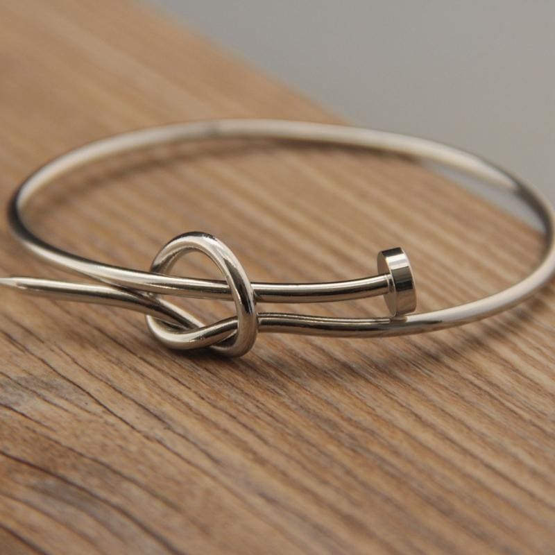 Bracelet à clous en cuivre coulé
