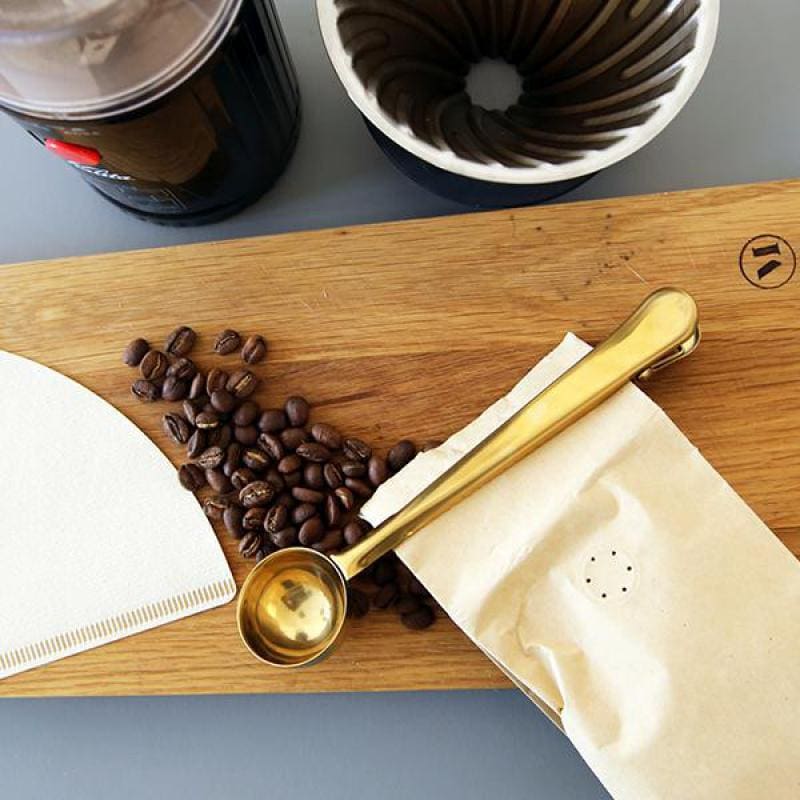 Pinces en laiton et cuillère à café