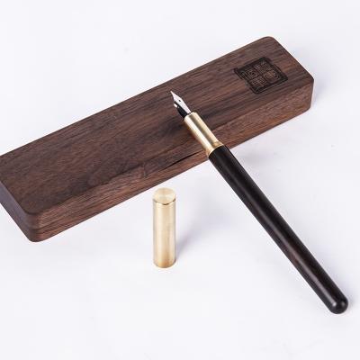 Stylo plume en bois de santal rouge et laiton avec étui en noyer
