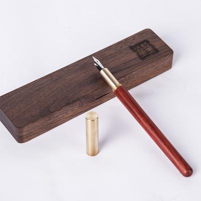 Stylo plume en bois de santal rouge et laiton avec étui en noyer