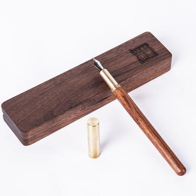 Stylo plume en bois de santal rouge et laiton avec étui en noyer