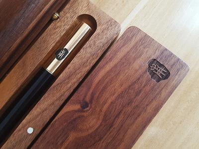 Stylo plume en bois de santal rouge et laiton avec étui en noyer