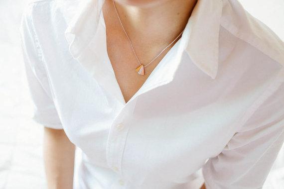 Collier ras du cou minimaliste à 3 triangles