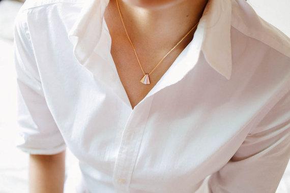 Collier ras du cou minimaliste à 3 triangles