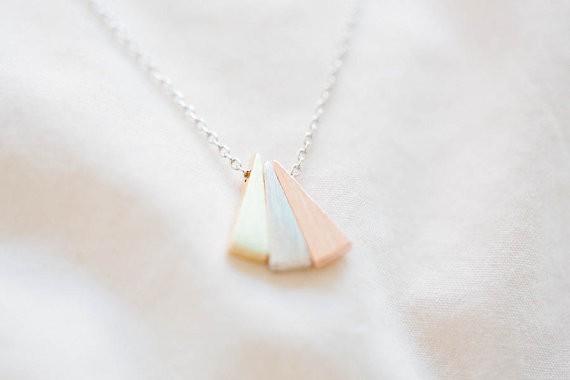 Collier ras du cou minimaliste à 3 triangles