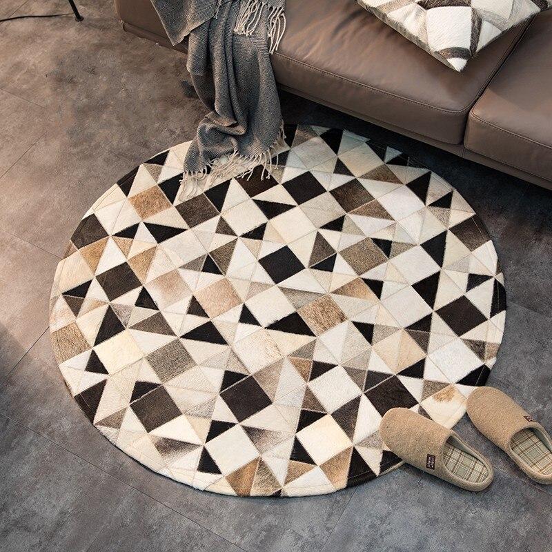 Tapis en peau de vache fait main à motifs de triangles tachetés
