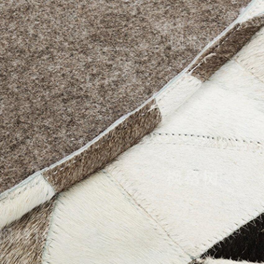 Tapis en peau de vache fait main à motifs de triangles tachetés