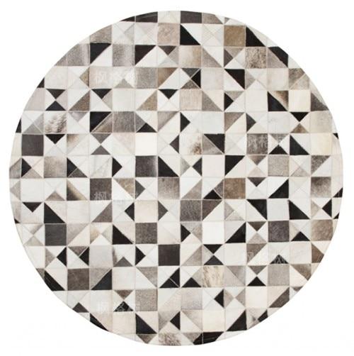 Tapis en peau de vache fait main à motifs de triangles tachetés