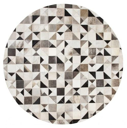 Tapis en peau de vache fait main à motifs de triangles tachetés