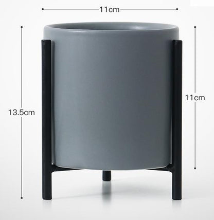Pots de fleurs minimalistes en céramique et fer forgé simples