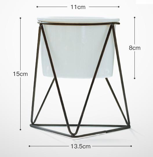 Pots de fleurs minimalistes en céramique et fer forgé simples