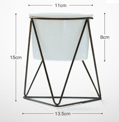 Pots de fleurs minimalistes en céramique et fer forgé simples
