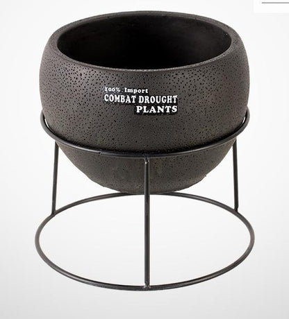 Pots de fleurs minimalistes en céramique et fer forgé simples