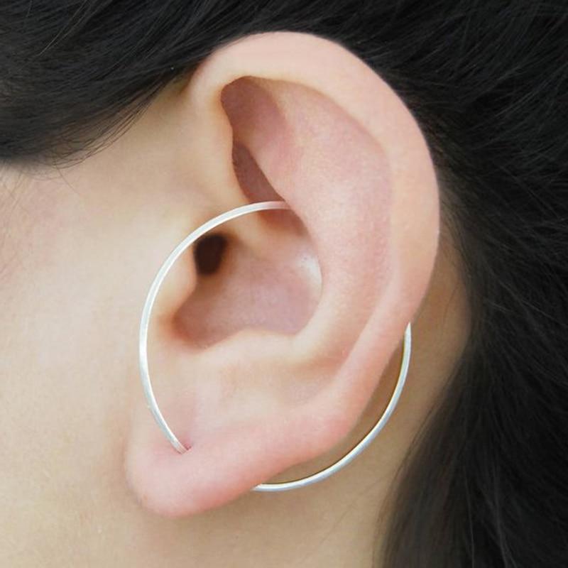 Boucle d'oreille minimaliste en forme de cercle incomplet