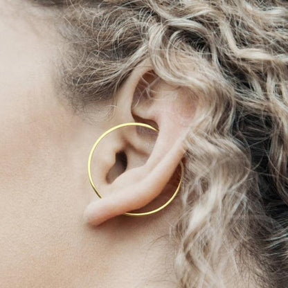 Boucle d'oreille minimaliste en forme de cercle incomplet