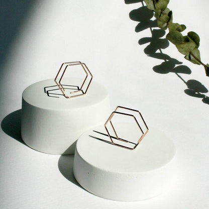 Boucles d'oreilles minimalistes à double hexagone faites à la main